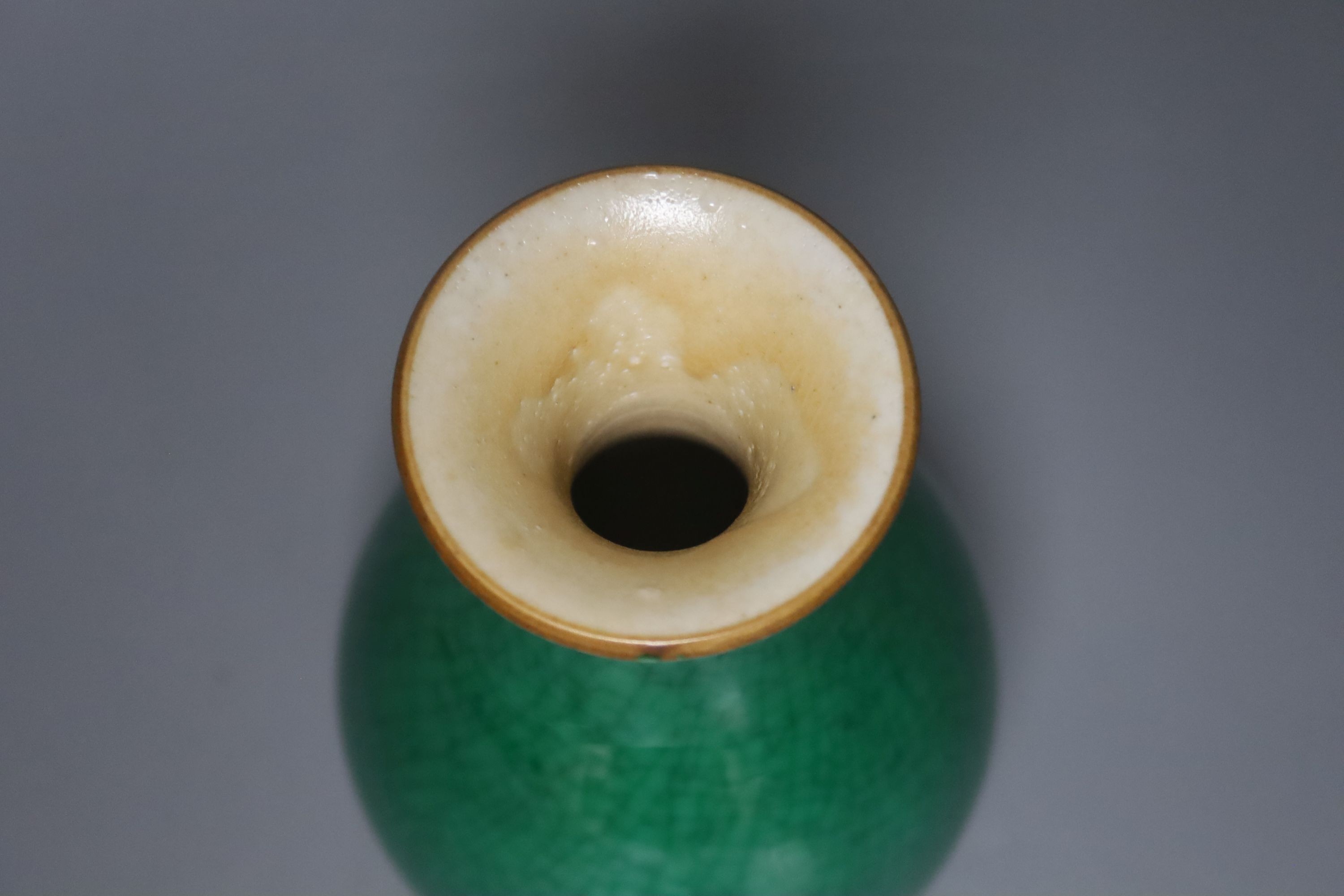 A Chinese green crackle glaze baluster vase, 16cm